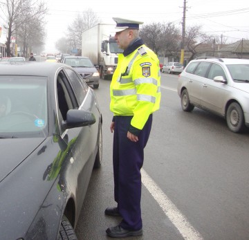 Şofer cu tupeu, prins la volan fără permis